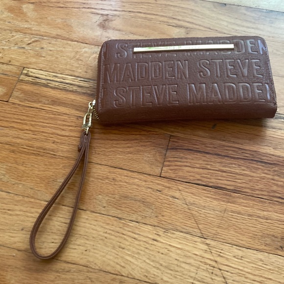 NWOT Steve Madden Logo Large Wallet Clutch - Picture 1 of 9